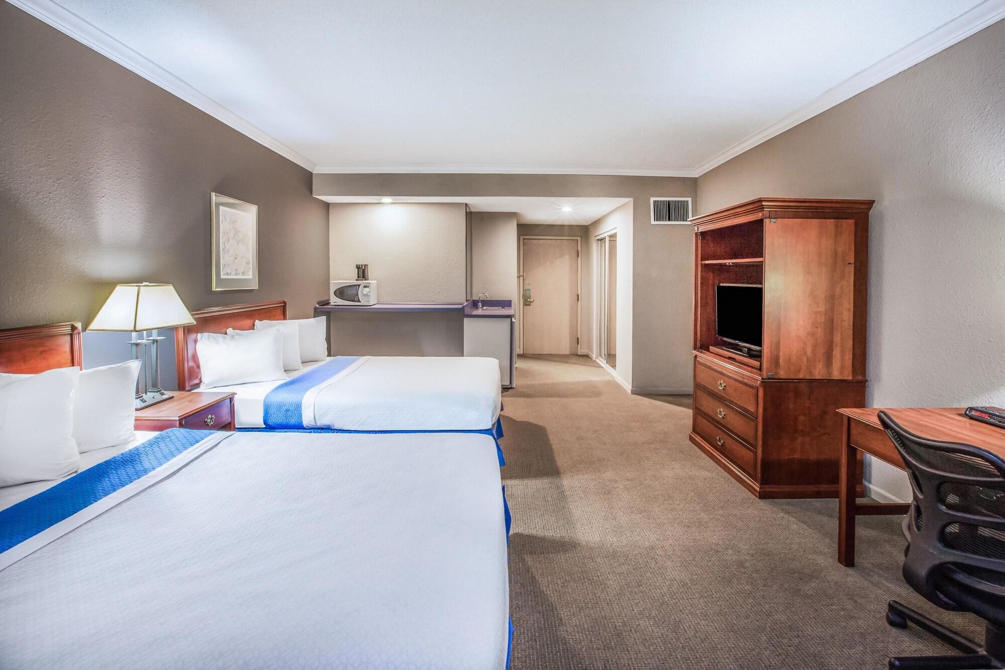 Days Inn By Wyndham Midland Bagian luar foto