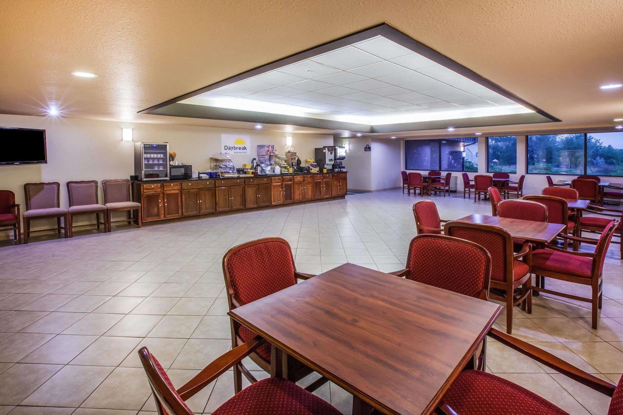 Days Inn By Wyndham Midland Bagian luar foto